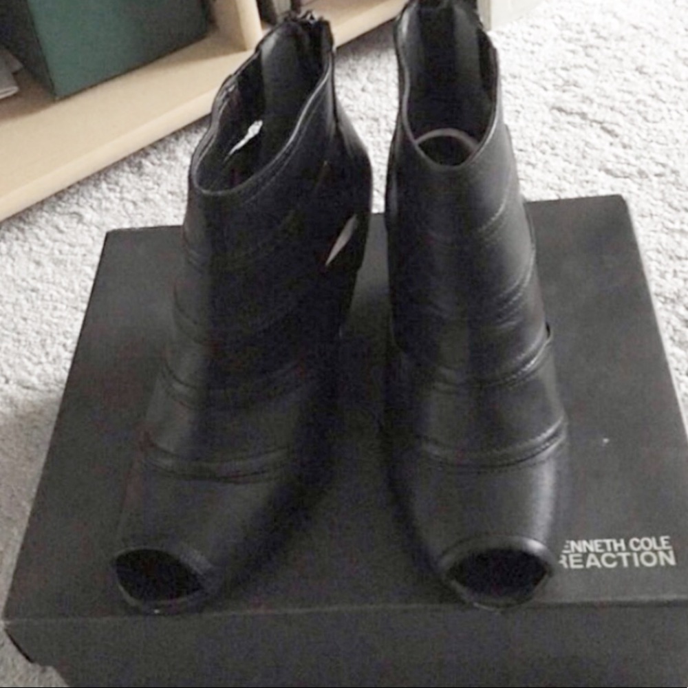 Kenneth Cole reaction black booties